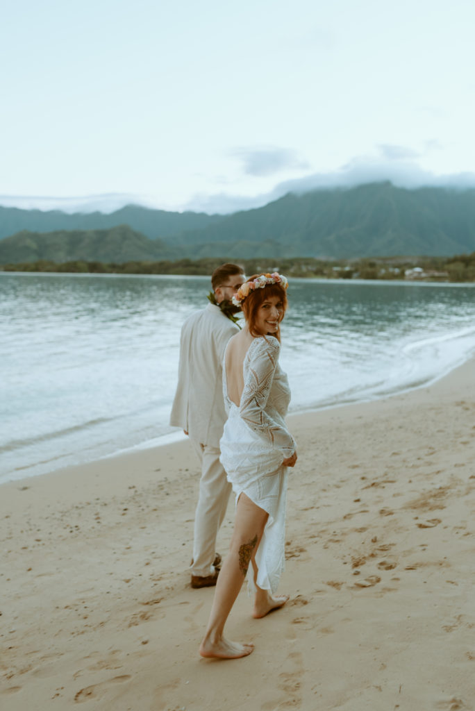 A couple eloping in Oahu, Hawaii 
